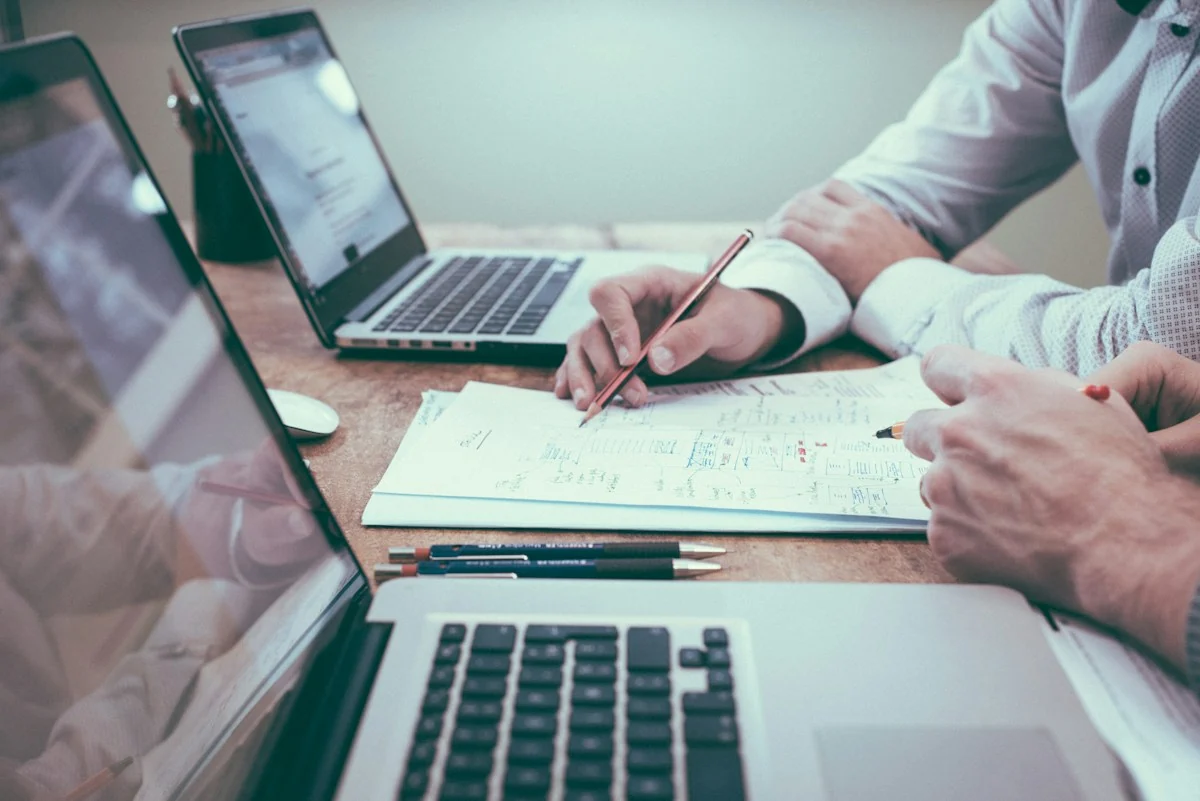 Équipe réunie autour de documents de travail